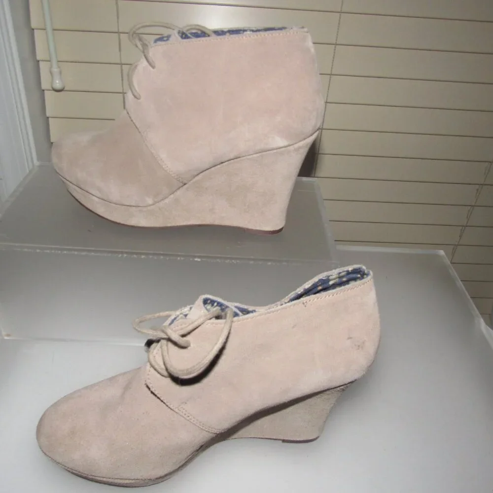 Lucky Brand “Seleste” Suede Lace-Up Wedge Booties 8 M – Soft Taupe Desert-Chukka